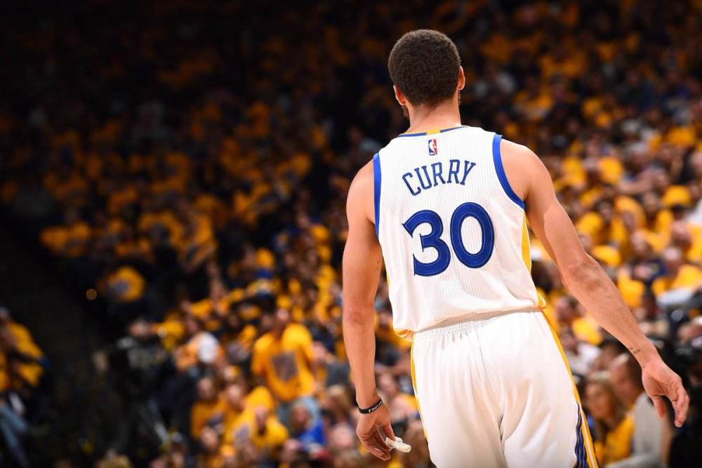  勇士,库里超远三分绝杀雷霆,单场飙中12记三分平纪录  