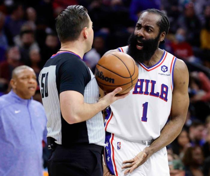 好博体育官方网站- 快船哈登主动转型，组织串联激活全队进攻  